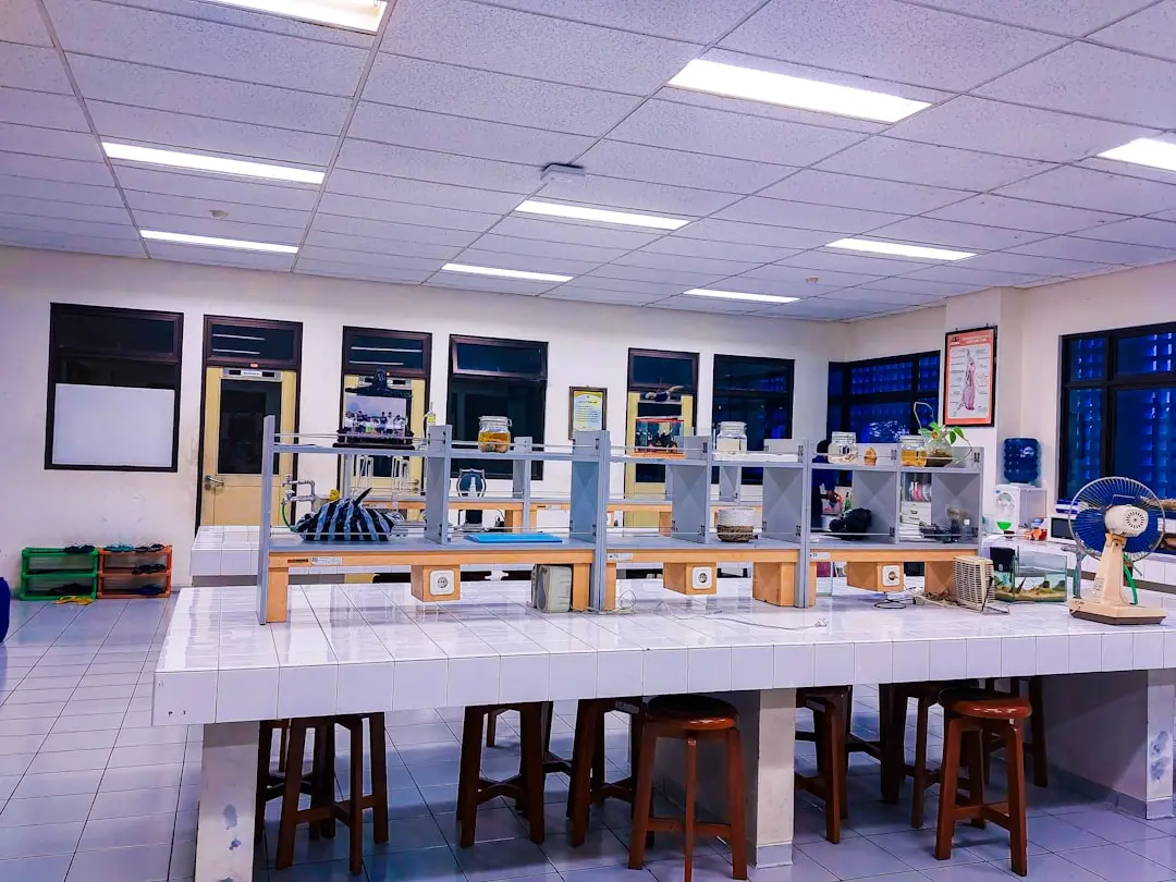 教学一体机与电子白板对比分析:学校该如何选择互动教学设备
